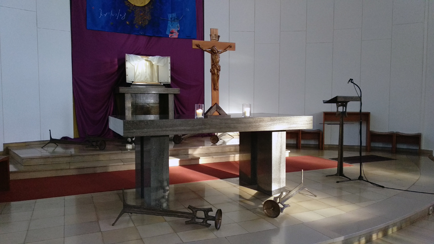 Altar der Herz-Jesu-Kirche, Tabernakel geöffnet, Kerzenständer auf dem Boden liegend