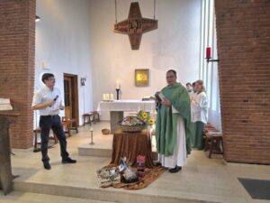 Pfarrer Markus mit Peter Lorenz in der Kirche St. Michael
