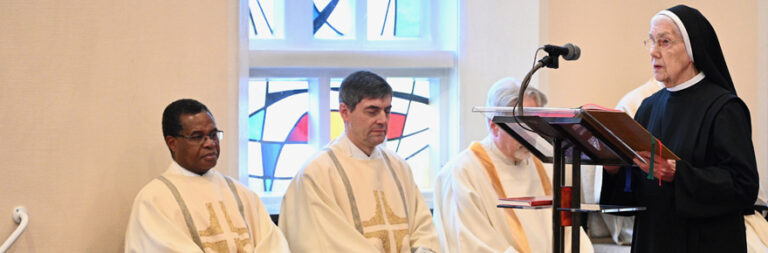 Schwester hält Lesung