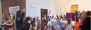 Über 30 Kinder beteten mit Pastor Serafin und der Gemeinde das Vater unser - Foto Dirk Parchmann