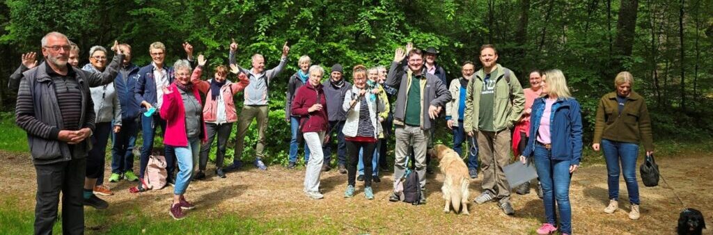 Am 09.05.2026 pilgern wieder Gläubige aus den unterschiedlichen christlichen Gemeinden in Schwarzenbek diesmal vom Franziskus-Haus der ev.-Luth. Kirchengemeinde Schwarzenbek, Markt 5 b, 21493 Schwarzenbek ab 11:00 Uhr durch den Sachsenwald. Auch andere Gäste sind herzlich willkommen. Bei den Teilnehmern werden auch wieder Bernd Münchow und Ute Pokoiewski, Evangelisch-Luth. Kirchengemeinde Schwarzenbek sowie Markus Wolter, Neuapostolische Kirche Gemeinde Schwarzenbek, Lasse Stribrny, Freie evangelische Gemeinde Schwarzenbek und Dirk Parchmann, Katholische Gemeinde Schwarzenbek, dabei sein. Pilgern bedeutet, den Alltag hinter sich lassen, der Natur ganz nah zu sein, die eigenen Kräfte zu erfahren und offen und aufmerksam zu sein für Gott.   Auf der rd. 7 km langen Strecke werden von den einzelnen Gemeinden kurze Impulse gehalten. Themen bzw. Inhalte sind u.a.: „Gott für die Schöpfung danken!“, Was kann ich beim Pilgern finden?“, „Was kann ich auf diesem Weg für mich mitnehmen?“, Schweigeminuten oder auch „Geschichte und Hintergründe zum Pilgern“. Für die Verpflegung auf der Strecke möge jeder Teilnehmer bitte selbst sorgen. Der Abschluss erfolgt dann im Franziskus-Haus, Markt 5 b, 21493 Schwarzenbek. Anschließend ist noch ein gemütliches Beisammensein in den Gemeinderäumen mit einem kleinen Imbiss geplant. Hierbei kann der Tag und das Erlebte nochmals reflektiert werden.